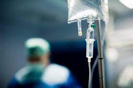 Dans le cadre d'un accompagnement de patient en fin de vie, une perfusion peut être posée pour assurer son hydratation. Un Tribunal Britannique Autorise L Arret De L Alimentation Et De L Hydratation D Un Patient Qui N Est Pas En Phase Terminale Genethique