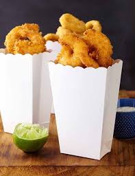 Un Plato Pequeno Para Picar Y Despertar El Paladar Es El Popcorn Shrimp De Camarones Apanados En Panko Y Acompanados Con Sals Food Delicious Takeout Container
