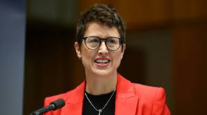 Sorprendiendo a mi hermanastro en mi habitación - Julissa's naughty surprise