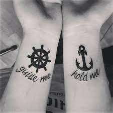 Ein Paar Mit Anker Und Radpaaren Da Diese Beiden Zusammengehen Sind Sie Ein Perfekter Cute Couple Tattoos Couple Wrist Tattoos Matching Couple Tattoos
