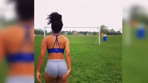 Resultado de imagem para mulheres jogando futebol de biquini imagens