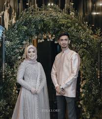 Beberapa selebgram ini bisa mengispirasi dalam memilih baju kebaya modern untuk. Cantiknya Mantan Kekasih Baim Wong Vebby Palwinta Pakai Gaun Mewah Berhiaskan Aksen Beaded Saat Dilamar Razi Bawazier Semua Halaman Stylo