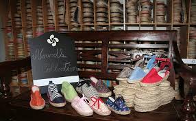 Les espadrilles basques plongez dans l'univers des espadrilles lokarri! Pays Basque Un Fabricant D Espadrilles Lance Des Modeles Uniques En Peau De Truite