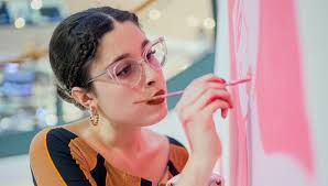 Maca Torres, la muralista de las calles cordobesas que te lleva un pedacito  de ciudad a tu casa (y enseña a pintar como ella)