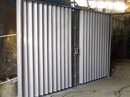 Pintu harmonika sangat banyak di gunakan untuk keamanan toko atau garasi, simple dan praktis dalam penggunaannya.trika jaya specialis pembuatan pintu harmonika menawarkan berbagai macam jenis harga yang disesuaikan dengan budget. Inilah Tips Cara Mengecat Rolling Door Bermotif