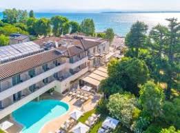 We also guide you to the best restaurants, cafés, cocktail bars and other places nearby. The 10 Best Lake Garda Hotels Where To Stay In Lake Garda Italy
