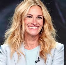 Exactly How Julia Roberts Makes 52 Look 42 Julia Roberts Celebrity Hairstyles Long Hair Styles