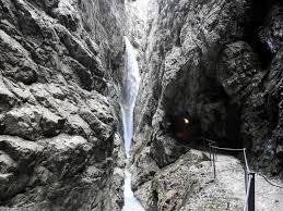 Mal geht es direkt am wasser entlang, mal blickst du fast aus der vogelperspektive von oben auf den grünen und türkisfarbenen see. Ein Perfekter Tag In Grainau Wanderung Durch Die Hollentalklamm Zur Hochalm Hotel Am Badersee Zugspitzdorf Grainau