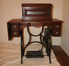 Antique New Home Sewing Machine And Cabinet Vintage Sewing Machines Antique Sewing Machines Sewing Machine