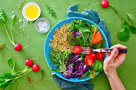 La chiave per una dieta sana è mangiare la giusta quantità di calorie a seconda del proprio livello di attività, questo per bilanciare l'energia utilizzata con quella immessa nel proprio corpo. Dieta Vegetariana 10 Consigli Per Renderla Davvero Salutare
