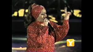 Raised in a humble home, the queen of salsa was nothing but rich with charisma! Celia Cruz La Vida Es Un Carnaval Festival De Vina 2000 Youtube