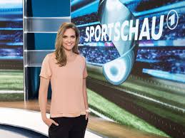Die app ist komplett neu entwickelt und jetzt auch für tablets optimiert. Fortnite Sportschau Moderatorin Julia Scharf Sieht Zocken Kritisch Shitstorm Mehr Sport