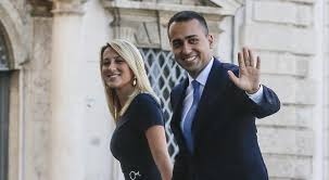 Un figlio di dieci anni e la sua mamma che, nonostante il matrimonio con papà giuseppe sia finito, difende l'ex a spada tratta: Il Giuramento Del Nuovo Governo Tra Selfie Ricordo E Baci La Sfilata Dei Ministri Con Mogli Figli E Fidanzate