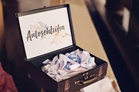Die autodekoration gibt es in gar vielfältigen variationen. Super Schnelle Aber Individuelle Autoschleifen Fur Die Hochzeit Basteln Diy Hochzeit