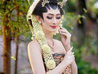 Tahukah kamu bahwa foto prewedding dengan mengusung konsep di studio ini pun tidak hanya bisa dilakukan dengan formal saja melainkan kamu dengan pasangan bisa juga memakai busana yang terlihat santai. 32 Ide Prewed Adat Sunda Foto Perkawinan Pose Perkawinan Pengantin