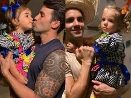 As filhas da cantora ivete sangalo, as fofíssimas marina e helena já estão com dois anos e cinco meses!e alguns fãs da cantora decidiram mostrar um antes e depois das meninas comparando fotos delas bebês com suas imagens mais recentes. Ivete Sangalo Faz Festa De Sao Joao E Exibe As Filhas Helena E Marina Popline