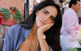 She debuted on television in the telenovela bajo el alma. Barbara De Regil Asi Vivio El Paso Del Huracan Delta Video
