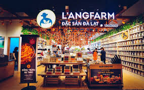 Nguyên nhân ban đầu được xác định vào thời điểm kể trên, một nhóm nam nữ thanh niên bán hàng đa cấp vào trung tâm mua sắm aeon tân phú để tiếp thị, chèo kéo. L Angfarm Aeonmall Tan Phu