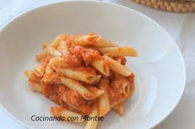 No tiene una gran elaboración, la única peculiaridad es que no es un plato rápido, pero no tendremos mucho que hacer, solamente dejar que se cocine durante 45 minutos al fuego lento el atún con el tomate para que se haga una. Macarrones Con Atun Y Tomate Cocina