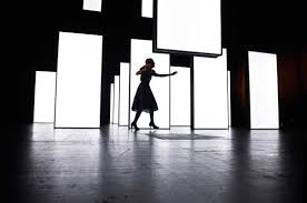 So einzigartig wie die fiktive welt von. Alice Im Wunderland Antu Romero Nunes Nimmt Am Schauspielhaus Zurich Lewis Carroll Auseinander