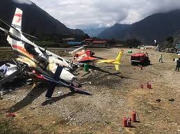 Der brite robin fisher hatte es auf den 8.848 meter hohen gipfel geschafft, war aber beim abstieg in der sogenannten todeszone zusammengebrochen und starb. Drei Tote Bei Flugzeugungluck Am Mount Everest Sn At