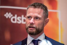 Helseminister bent høie ber også folk om å ikke dra til nabokommunen for å benytte seg av tilbud som er stengt i egen kommune. Litt Mye Hoie Dagsavisen