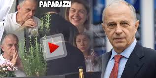 „vă spun că am văzut filmul ăsta și în 2004 și în 2009. Cand SoÈ›ia VorbeÈ™te Mircea GeoanÄƒ Tace Imagini De SenzaÈ›ie Cu Politicianul AlÄƒturi De Familie Paparazzi Spynews Ro