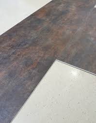 Es ist in jeder möglichen optik und oberfläche vorhanden, pflegeleicht, günstig und zusätzlich resistent gegen säuren und kratzer. Vinylboden Fliesen Ceramic Steel Integrierte Trittschallunterlage Xl Format 94 47 Cm Hammeroptik Bodenbelage Munchen