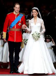 Get Kate Middleton S Wedding Dress Replica For 2 500 Royal Wedding Gowns Celebrity Wedding Dresses Celebrity Bride