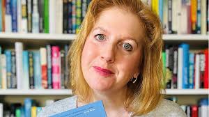 Clare Mackintosh: 'Meddwl mod i'n mynd i farw o alar'