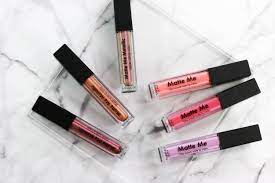The lipstick leaves a tempting, matte effect on the lips, without drying the lips and emphasizing dry skin. Sleek Matte Me Versus Matte Me Metallic Innenaussen