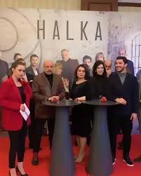أبطال مسلسل الحلقة من حفل عرض الحلقة الأولى الليلة على Trt1 و غياب هاندي إرتشيل عن الحفل Halka Serkancayoglu Handeercel Kaanurgancioglu Hazalsubas Ask