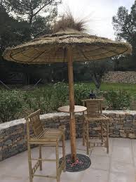 Ensemble chaises inclinées et table basse pour ce salon de jardin en palette. Halfa Accueil Parasol En Paille Parasol Paille Parasol