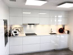 También son más sencillas de limpiar y mantener que las que tienen un acabado mate. Blanco Brillo Y Simetria En La Cocina Decoracion De Cocina Decoracion De Cocina Moderna Diseno De Cocina