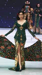 Tanpa pikir panjang, anne avantie menerimanya. Desainer Anne Avantie Memamerkan Kebaya Modern Terbarunya Di Indonesia Fashion Week 2018 Dalam Fashion Show Bertema Seka Gaun Lengan Panjang Gaun Model Pakaian