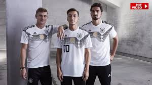 Dort ist man titelfavorit, ebenso wie spanien, brasilien und die nationalmannschaft aus. Dfb Trikot Fur Wm 2018 So Sieht Es Aus Express De
