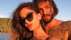 Şarkıcı, sevgilisi natalia barulich ile fotoğrafını paylaşıp, beni gülümsetiyorsun notunu düştü. So Kombiniert Sanger Maluma Seine Tour Und Freundin Natalia Promiflash De