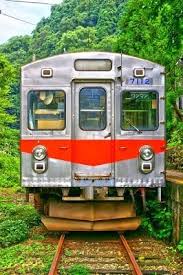 田舎へやってきた都会の電車 列車 鉄道 写真 車の絵