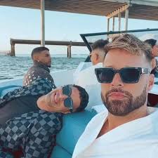 #RickyMartin compartió ayer junto a su esposo y #RauwAlejandro camino al  desfile #LouisVuitton en memoria del diseñor #VirgilAbloh ❤️🔥