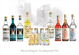 Questo liquore regala subito i tipici aromi di sambuco, seguiti da pera, limone, pompelmo e passion fruit. Tassoni Rilancia Liquori