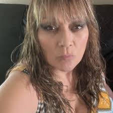 What place has a good menudo with homemy and knuckles?