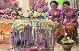 Kisah sedih, haru, canda, tawa, kebahagiaan. Ada Doa Dan Harapan Orang Tua Dalam Tradisi Tedak Siten