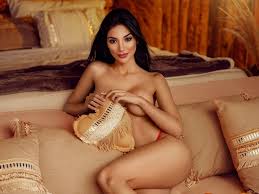 April (26 YO woman) XXX hot live cam sex show - Chat and webcam sex with  April