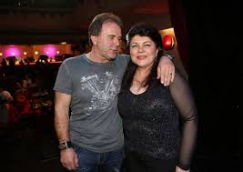 Vystudoval na famu obor filmová a televizní publicistika a v roce 1967 začal pracovat v československé televizi, kde se saskií burešovou uváděl čtrnáctideník pro. Tyden Cz Po Smrti Manzelky Se Eduard Hrubes Pomalu Vraci Zase Do Zivota