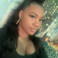 Sharing a corner of the living room while it's tidy .. (for 10 minutes  💚🛋️😅) what does your living room look like? Instagram: lillyswatercolours