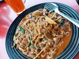 The tempting aroma fills the air and lure diners in i have tried many times in the past to cook char kway teow but they all missed the mark somehow. File Char Kuey Teow Basah Jpg Wikimedia Commons