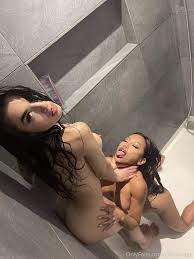 Lesbian Shower 💦🍑 nudes | GLAMOURHOUND.COM