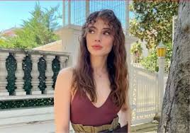 Madrastra siempre ha tenido cuidado de presentar a su novia a su tío  cachondo