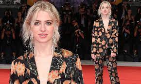 Now their daughter's could quite possibly be in. Noel Gallagher S Daughter Anais Cuts A Glamorous Figure On The Red Carpet At Venice Film Festival Daily Mail Online
