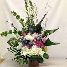 Lush emerald greenery adds a gentle cascading effect to this bridal bouquet at piazza in the village. Modern Flair Bouquet Flower Delivery The Villages Fl Plantation Flower Designs Gifts